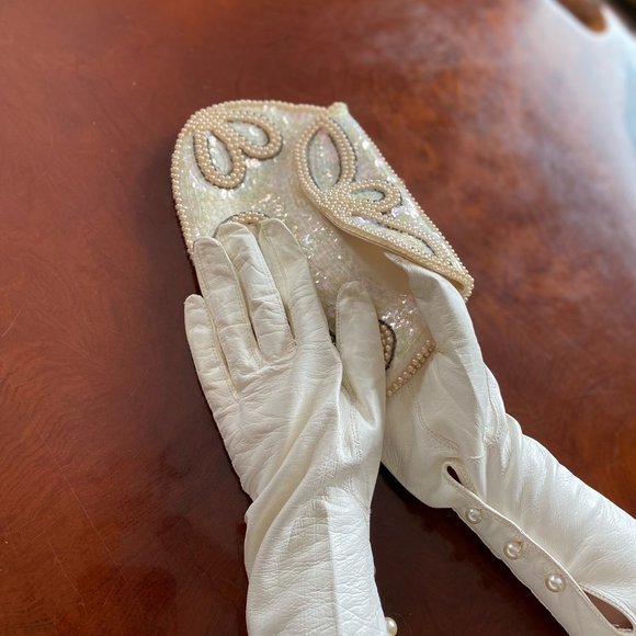 White leather evening gloves and Small Sequins clutch purse - Picture 3 of 15